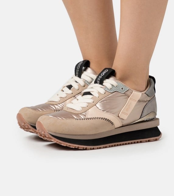 Gioseppo se suma a la moda metalizada con estas deportivas que podr&aacute;s combinarlas con cualquier look