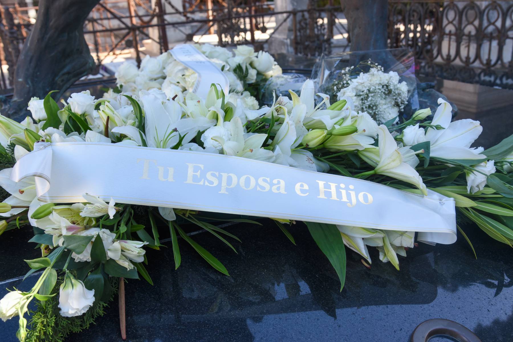 Corona de flores enviada por Isabel Pantoja a la tumba de Paquirri/ Gtres