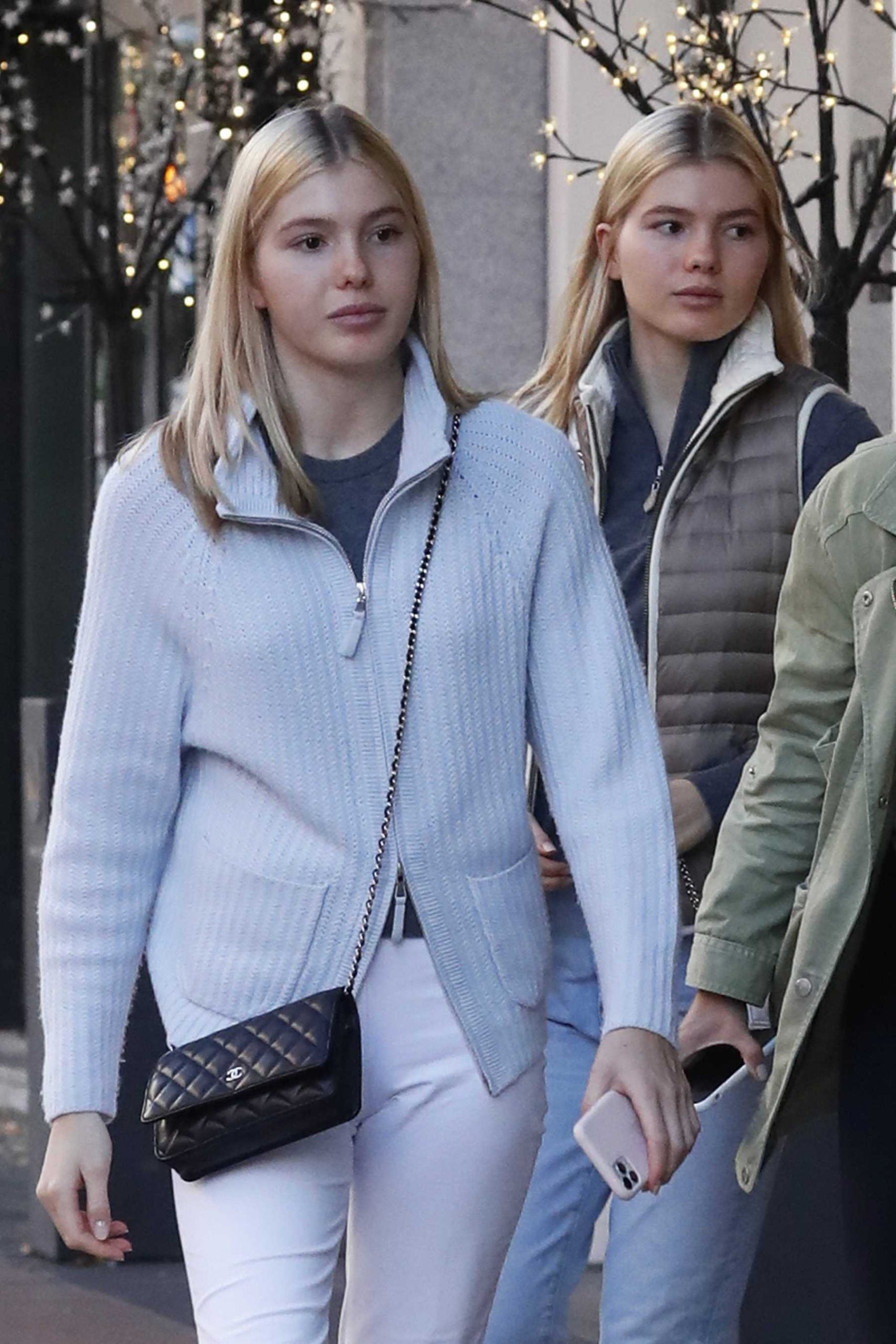 Cristina y Victoria Iglesias dando un paseo / Gtres