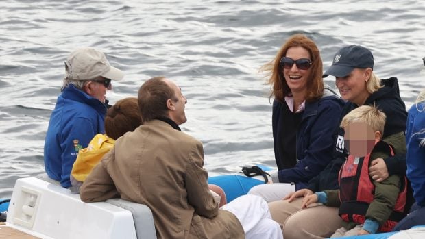 El rey Juan Carlos I se re&uacute;ne con su hermana Margarita, Mar&iacute;a y Alfonso Zurita en Sangenjo / Gtres