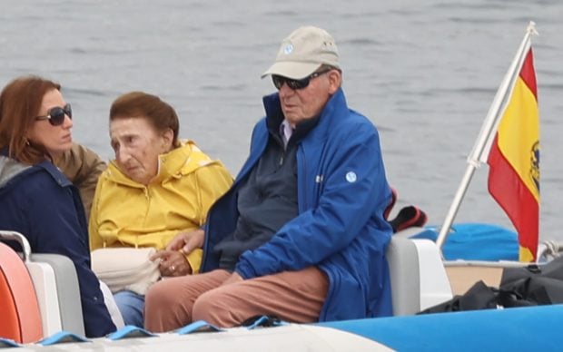 El rey Juan Carlos I se re&uacute;ne con su hermana Margarita, Mar&iacute;a y Alfonso Zurita en Sangenjo / Gtres