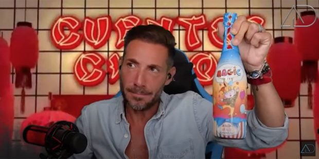 Antonio David se burla del final de 'Cuentos chinos' / Youtube