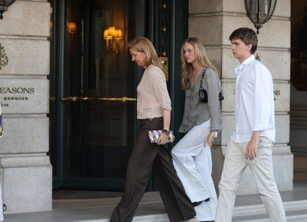 Irene Urdangarin junto a su madre y su hermano Miguel en Ginebra / Gtres