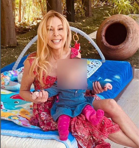 Ana Obreg&oacute;n con su nieta / Intagram