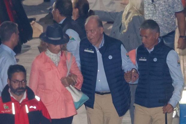 Juan Carlos I caminando con su hija / GTRES