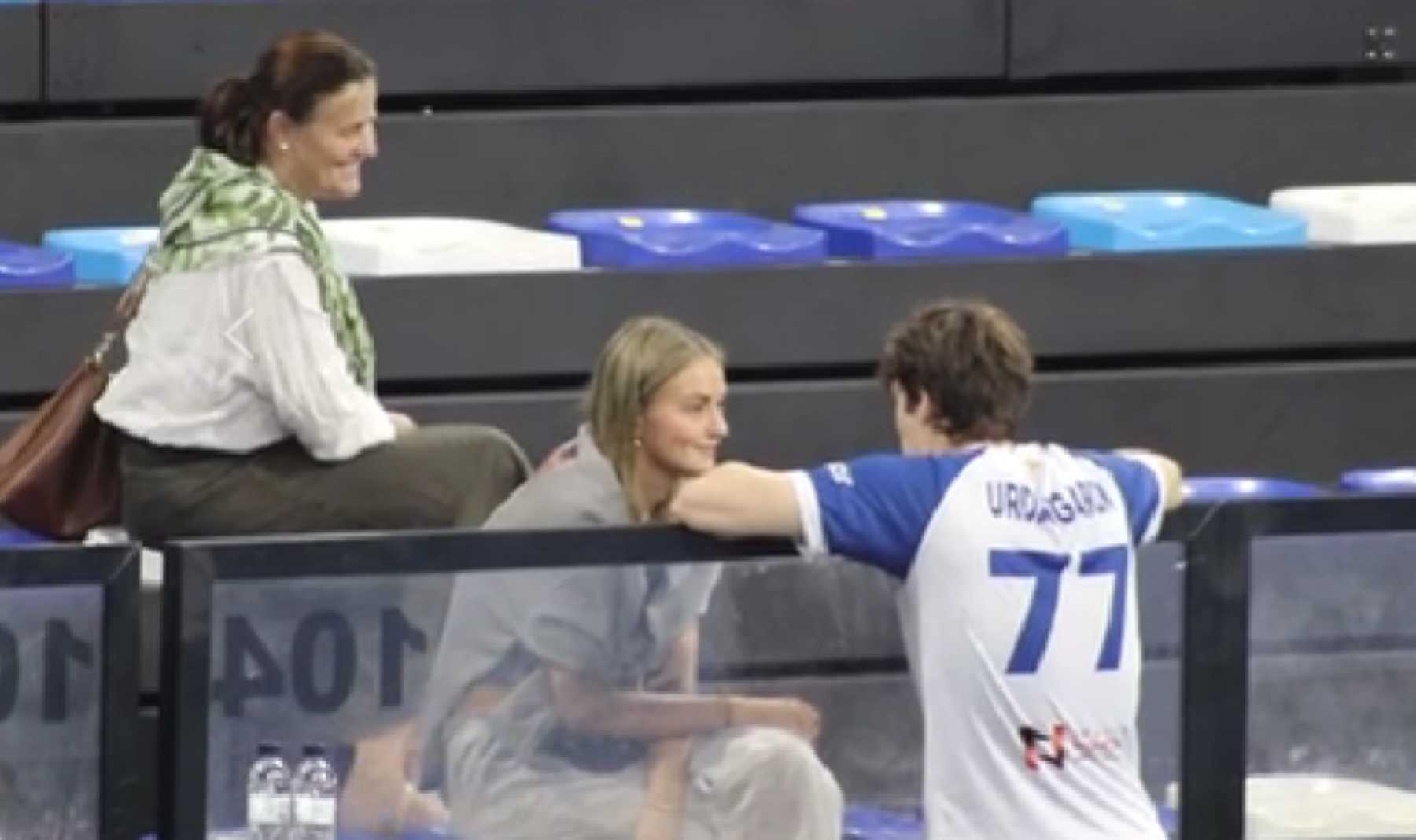 Johanna Zott y su madre viendo un partido de balonmano de Pablo Urdangarin/ Gtres