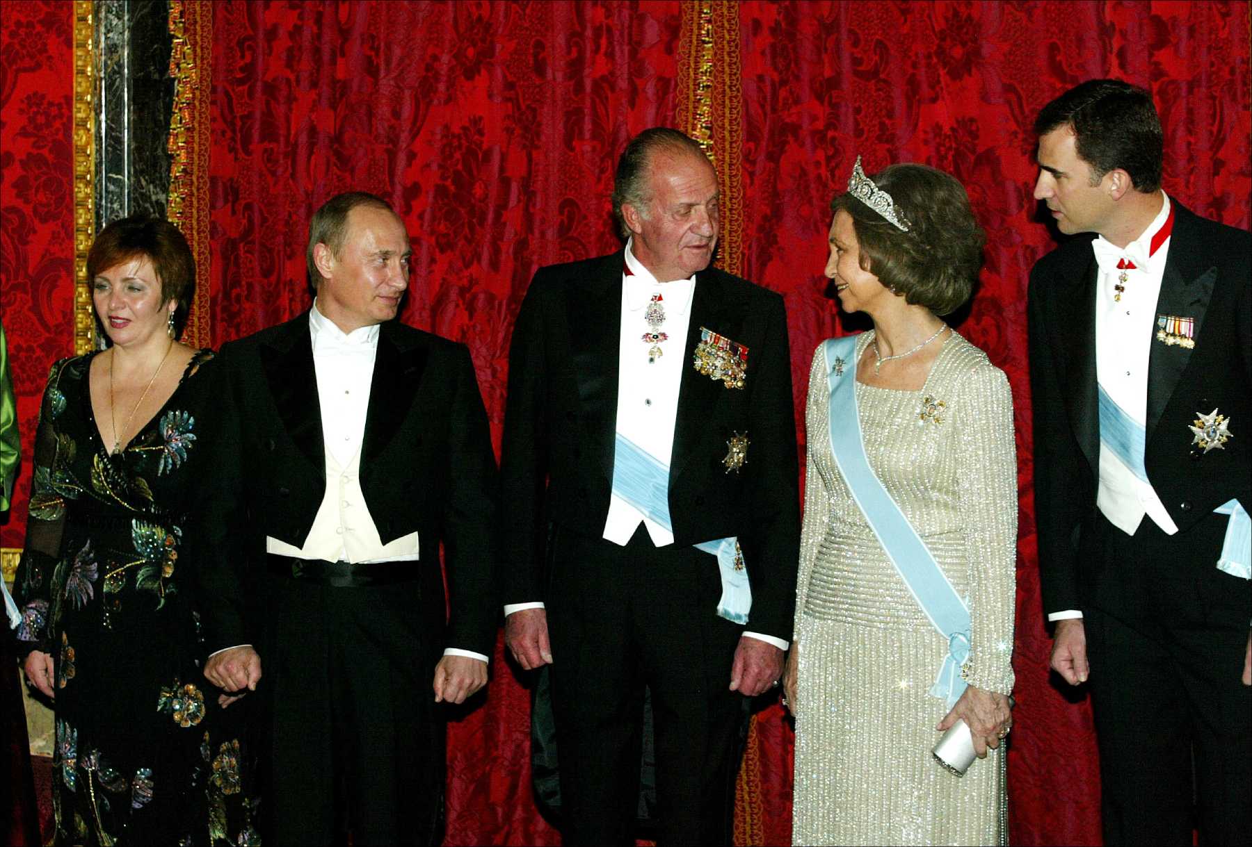 Vlad&iacute;mir Putin y su esposa junto a los Reyes y el entonces pr&iacute;ncipe Felipe / Gtres