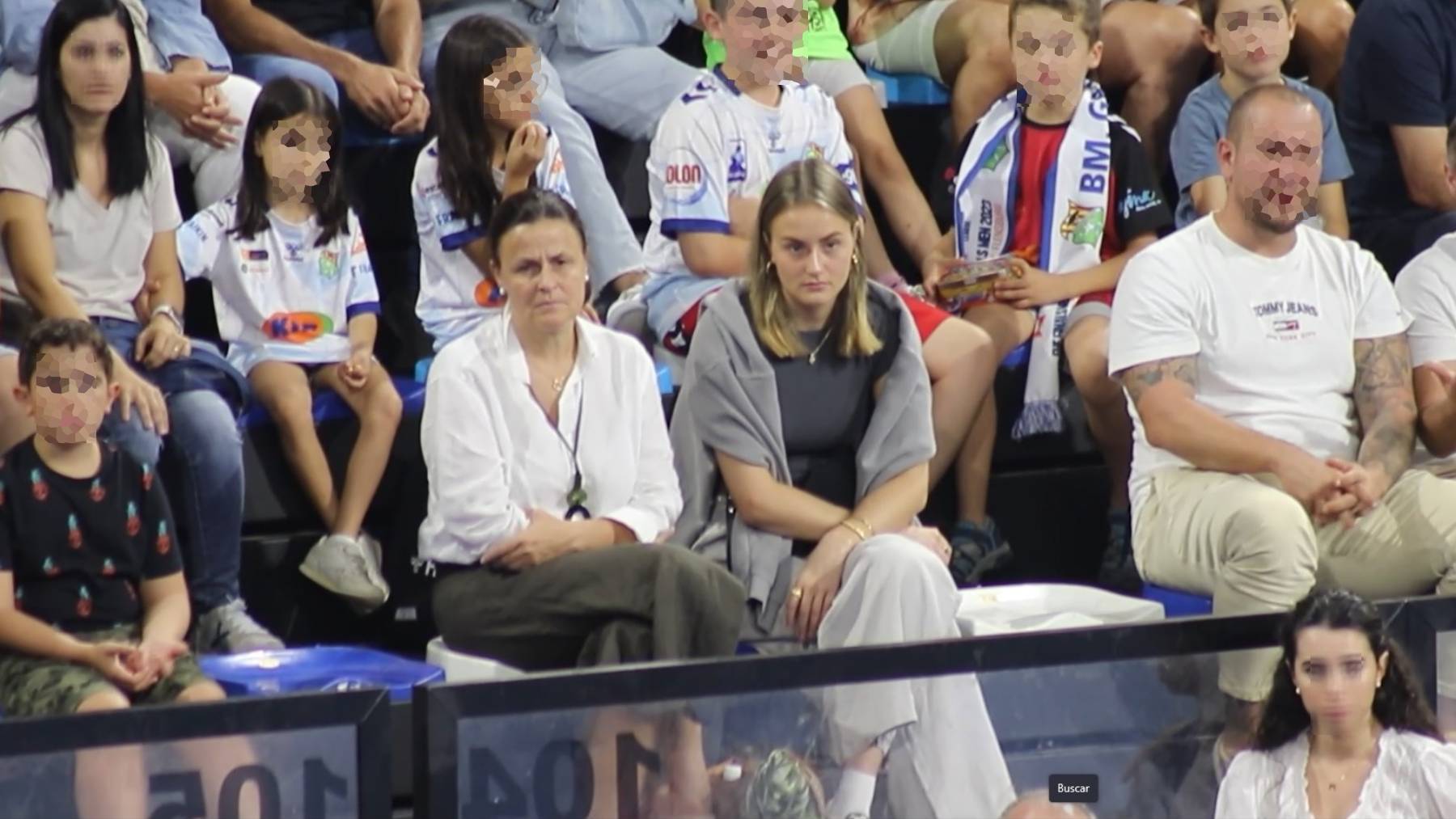 Johanna Zott y su madre viendo un partido de balonmano de Pablo Urdangarin/ Gtres