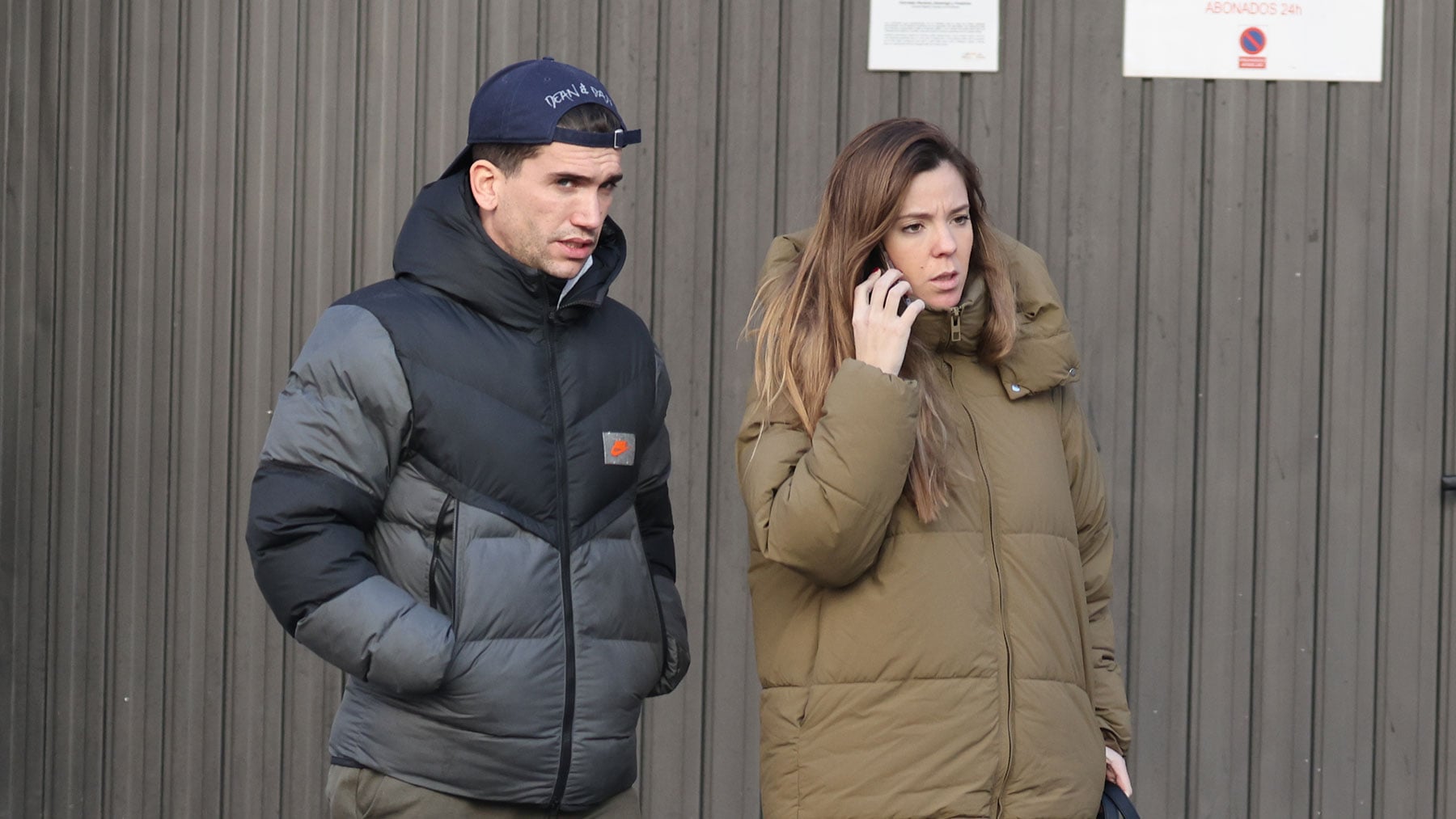 Jaime Lorente junto a Marta Goenaga, su actual pareja y madre de sus dos hijos / Gtres
