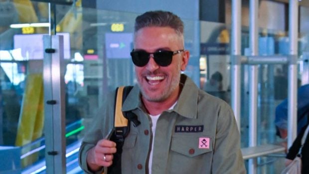 Kiko Hern&aacute;ndez en el aeropuerto de Madrid / Gtres