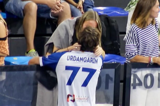 Pablo Urdangarin besando a su novia 