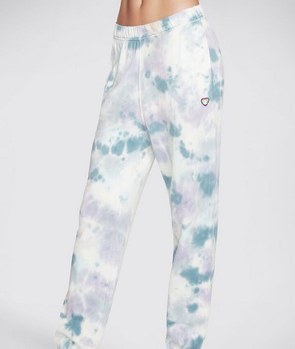 Skechers tiene el pantal&oacute;n tie dye perfecto para que vuelvas al gimnasio con un descuento al que no podr&aacute;s resistirte