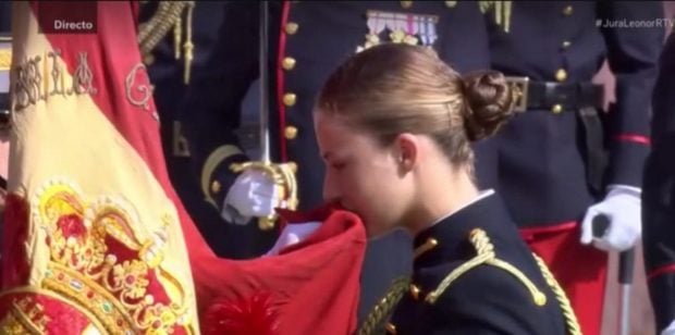 Leonor de Borb&oacute;n besando la bandera / TVE