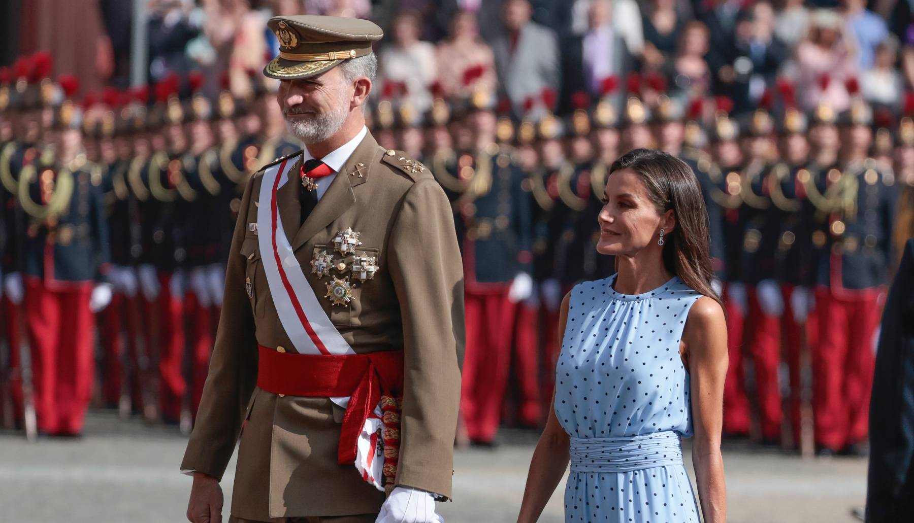 Los Reyes Felipe VI y Letizia en el acto de jura de bandera / Gtres