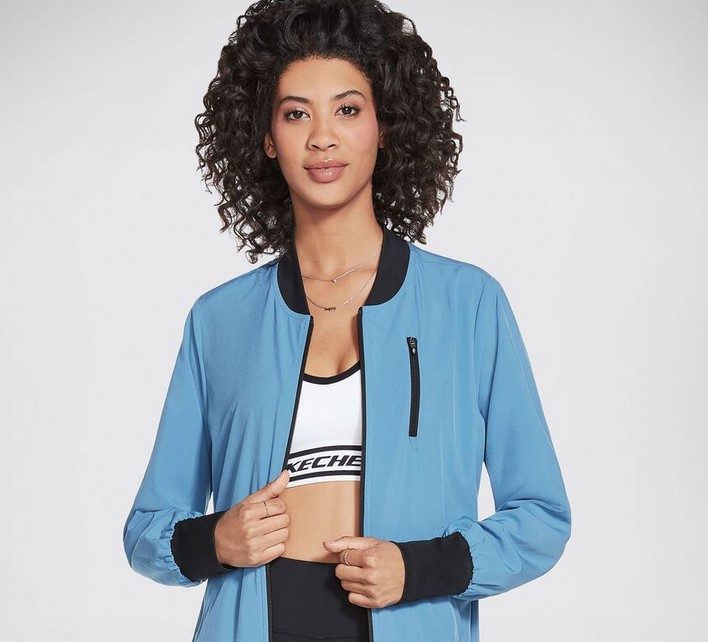 Skechers tira los precios con esta chaqueta bomber reversible con animal print perfecta para cualquier look