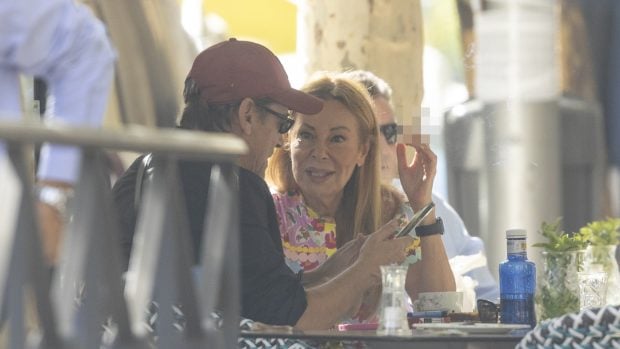 Ana Obreg&oacute;n junto a un amigo en Madrid / Gtres