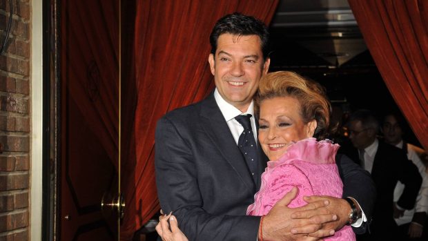 Carmen Sevilla junto a su hijo, Augusto Alguer&oacute; / Gtres