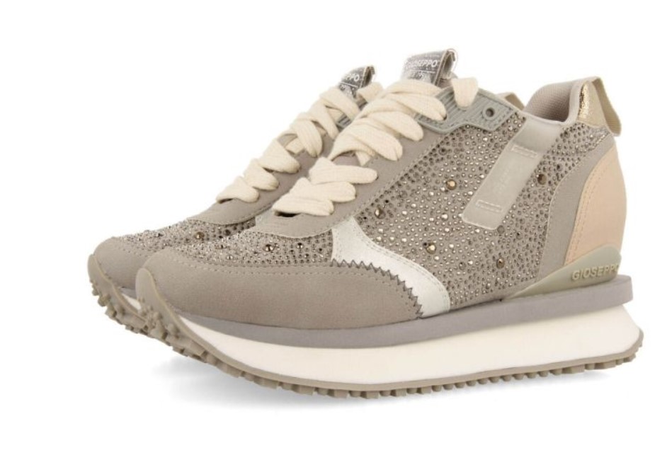 Gioseppo est&aacute; que se sale con estas sneakers con pedrer&iacute;a quedan bien con todo