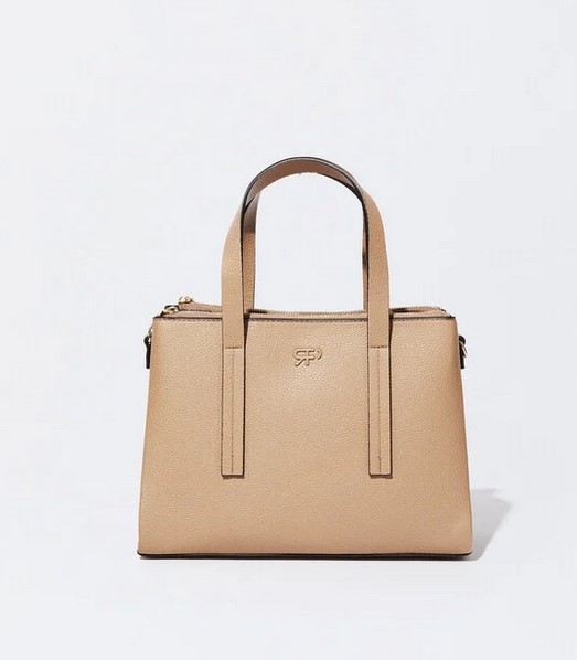 Parfois arrasa con su bolso tote en beige: barato, cabe todo y lo llevan todas las pijas