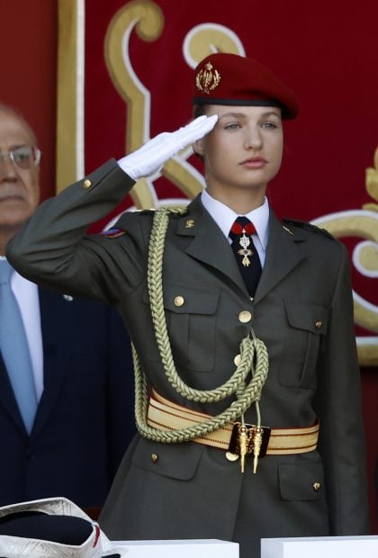 Leonor uniforme de gala desfile del 12 de octubre