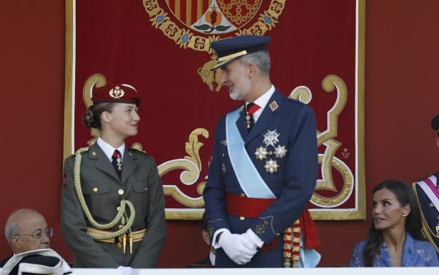 Leonor uniforme, Leonor 12 octubre, Leonor militar,
