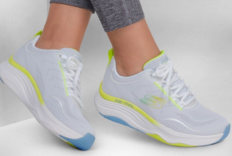Blancas y con detalles ne&oacute;n: las deportivas m&aacute;s vendidas de Skechers son estas y arrasan