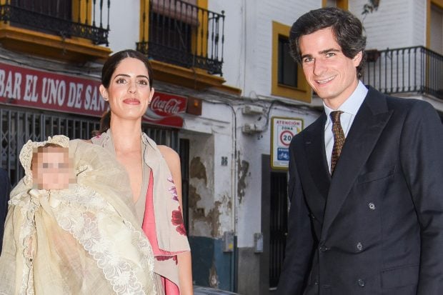 Fernando Fitz-James Stuart y Sof&iacute;a Palazuelo en el bautizo de su hija menor en Sevilla/ Gtres