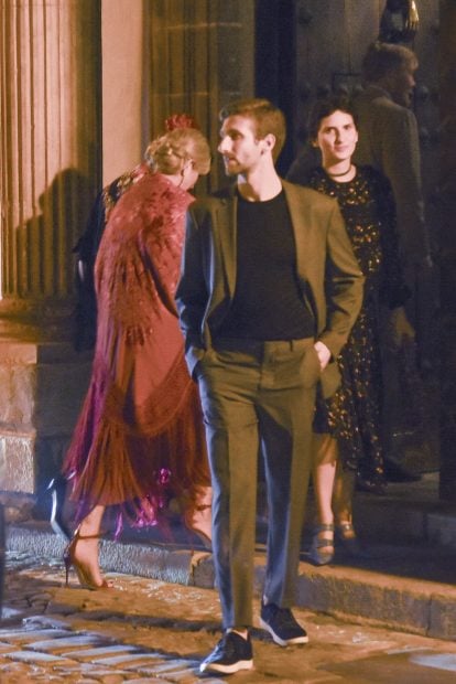 La reina M&aacute;xima con un mant&oacute;n de Manila