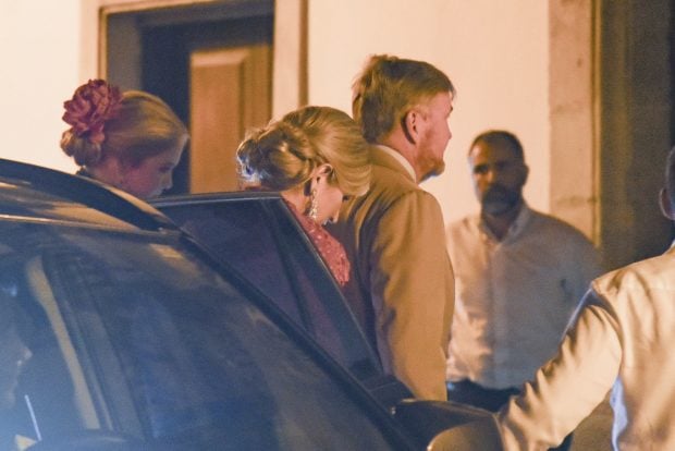 La reina M&aacute;xima llegando a la preboda / GTRES