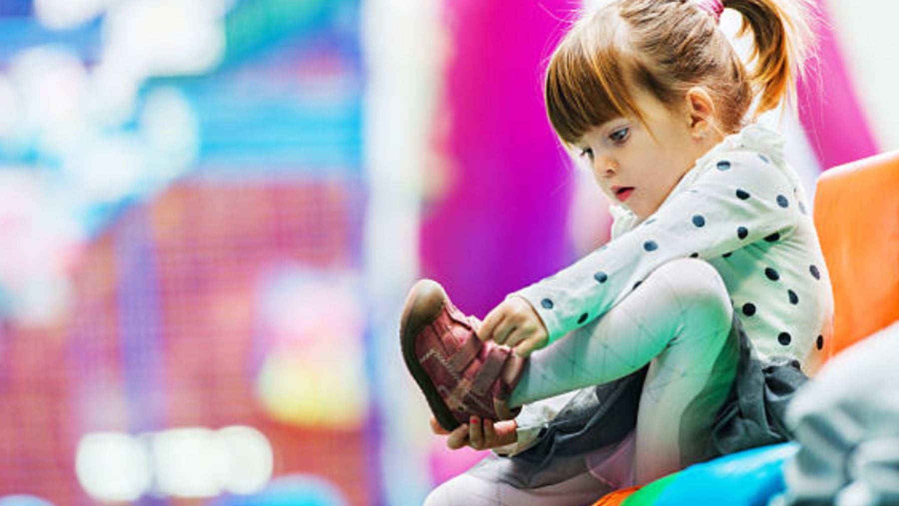 Merkal tiene unos zuecos de colores a 6 euros que tus hijos adorarán
