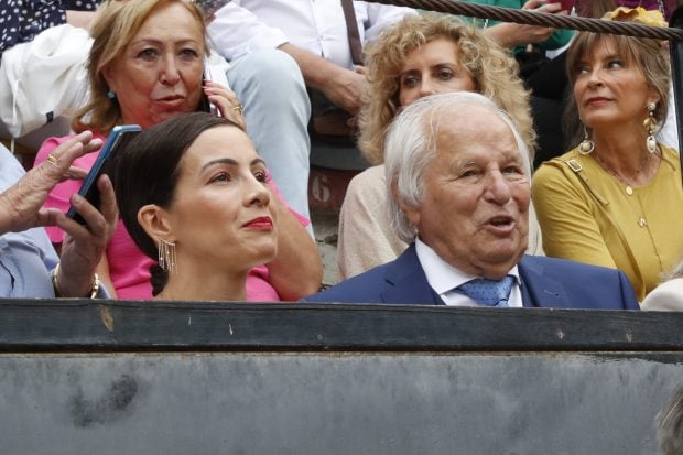 Manuel Ben&iacute;tez pendiente de su hijo / GTRES