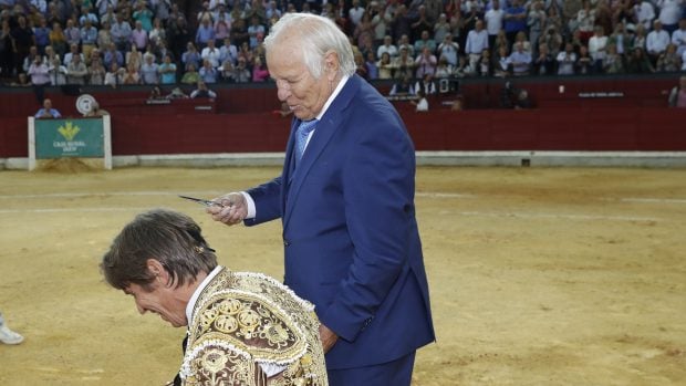 Manuel Ben&iacute;tez le corta la coleta a su hijo / Gtres