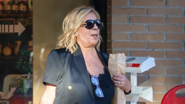 Carmen Borrego portando el collar que tiene los restos de su madre / Gtres
