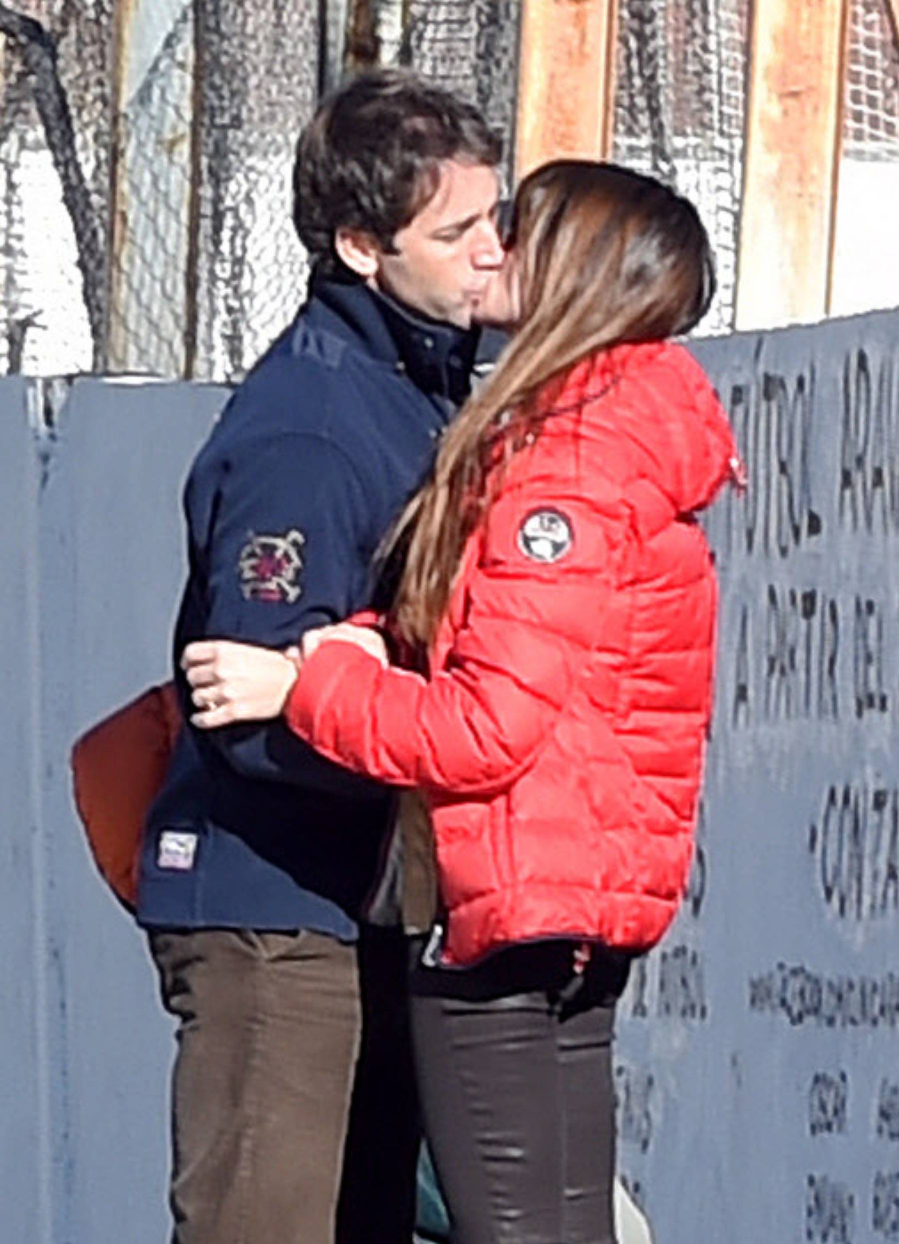 &Aacute;lvaro Mu&ntilde;oz Escassi y Sonia Ferrer en un parque / Gtres