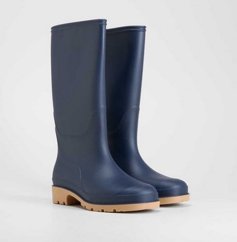 Merkal sorprende con las botas de agua por 15 euros que son iguales que las Hunter