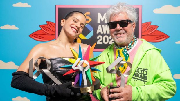 Rosal&iacute;a y Pedro Almod&oacute;var / Gtres