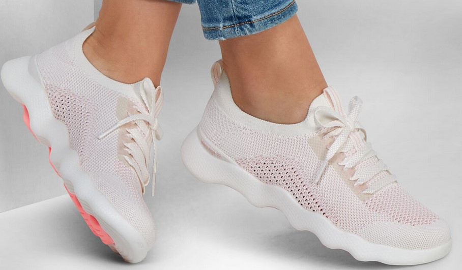 Skechers tiene las zapatillas m&aacute;s incre&iacute;bles: masajean los pies mientras caminas