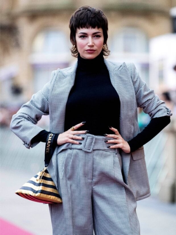 &uacute;rsula cobero traje gris, estilismo ursula corber&oacute; 