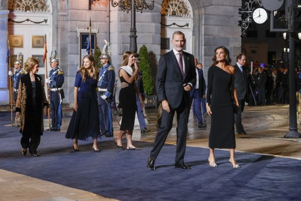 reina letizia do&ntilde;a sofia, reina letizia, reina letizia oviedo, reina letizia premios princesa asturias, reina letizia rey felipe, reina letizia marca vestido