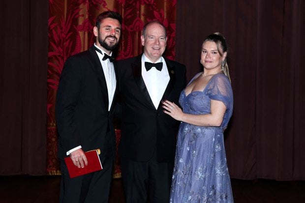 Alberto M&oacute;naco smoking, Camille Gottlieb gala, 