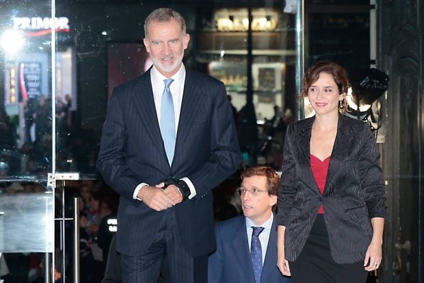 Isabel Díaz Ayuso, Rey Felipe VI y José Luis Martínez Almeida en la segunda edición del congreso Global Mobility Call/ Gtres