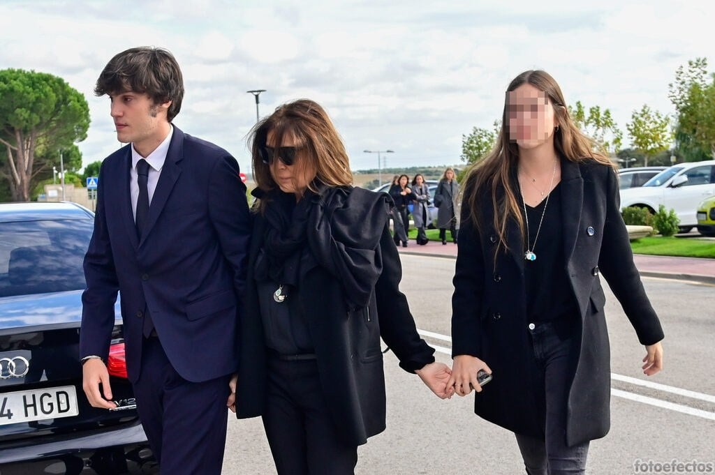 La esposa e hijos de Fernando Fern&aacute;ndez Tapias en Tres Cantos / Gtres