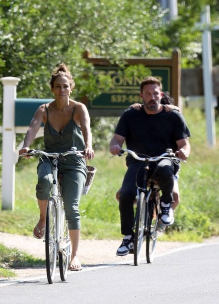 Jennifer Lopez vende casa, Jennifer Lopez compra casa, Jennifer Lopez en bicicleta,