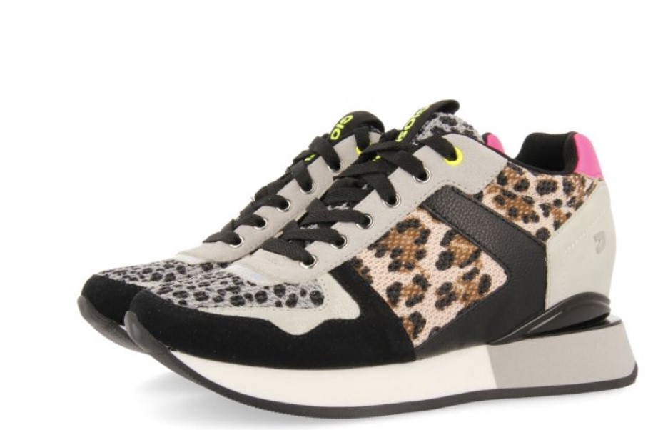 Est&aacute;n arrasando en todas las tiendas: son las zapatillas de animal print m&aacute;s bonitas de Gioseppo