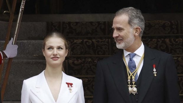 Leonor juramento, Leonor traje blanco, Leonor Constituci&oacute;n