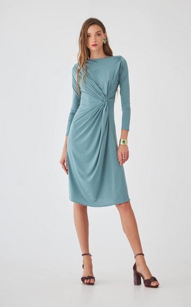 El vestido de invitada de Coosy para bodas de invierno que lo tiene todo
