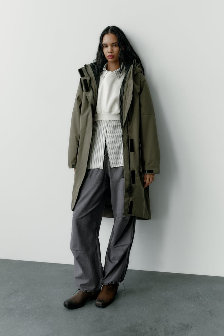 Zara tiene el chubasquero estilo parka que es perfecto para ir a la oficina los d&iacute;as de lluvia