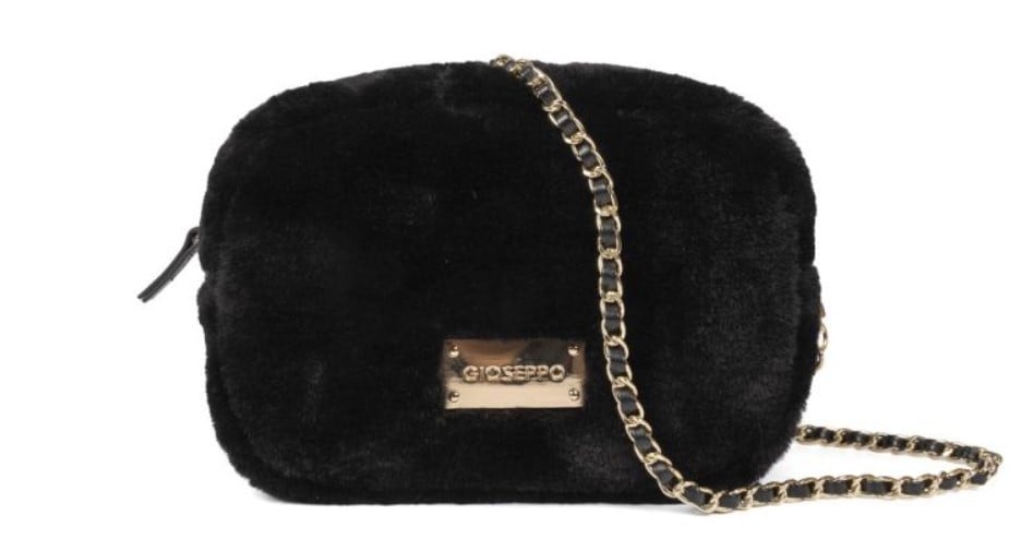 Llega a Gioseppo el bolso bandolera de pelo que está de moda