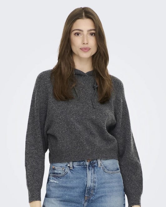 Son tendencia este invierno: 5 sudaderas de punto que te van a salvar m&aacute;s de un look los d&iacute;as de fr&iacute;o