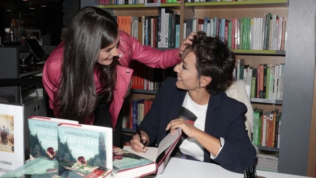 Reina Letizia en la firma de libros de Sonsoles &Oacute;nega. (Foto: Gtres)